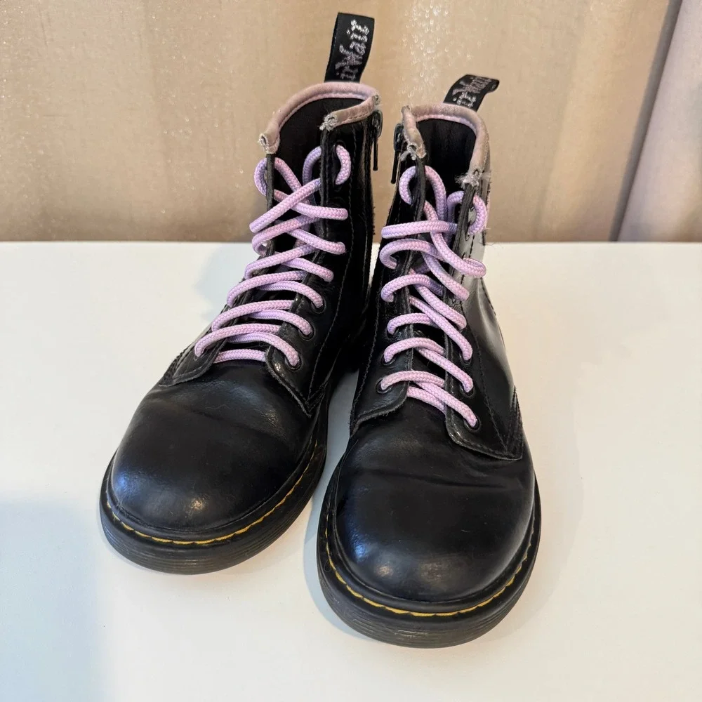 Dr.‎ Martens 1460 Delaney Black Patent Leather Pink Heart Boots Kids Zip Combat